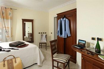 Hotel De Monti 2*